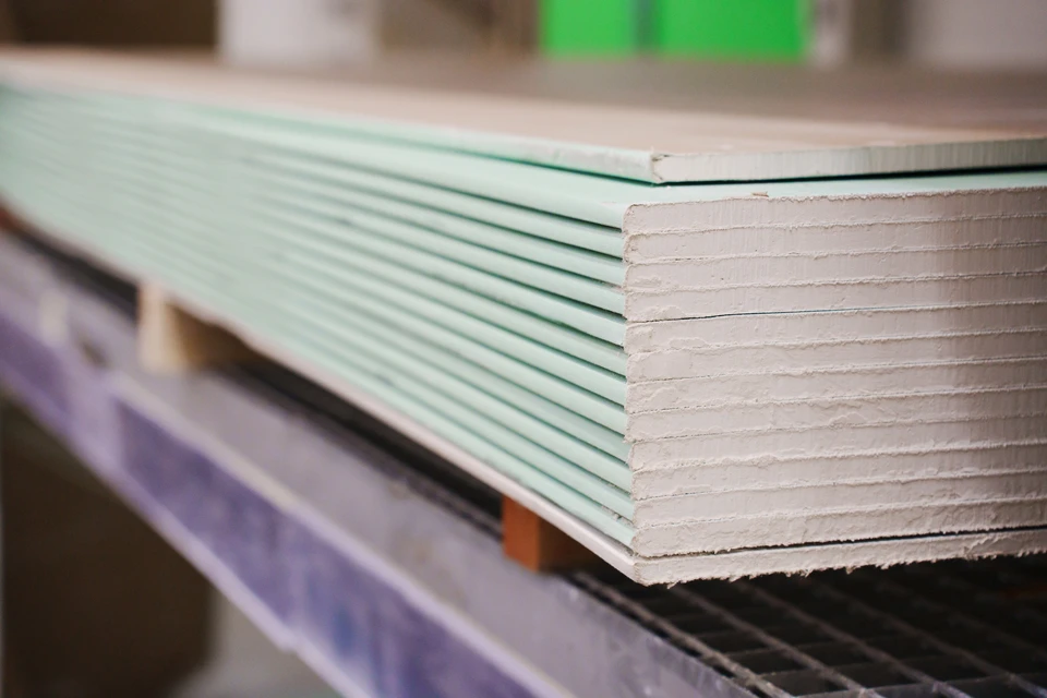 plaque de plâtre hydrofuge sur un rack dans une quincaillerie. vente de matériaux de construction pour réparation et construction.