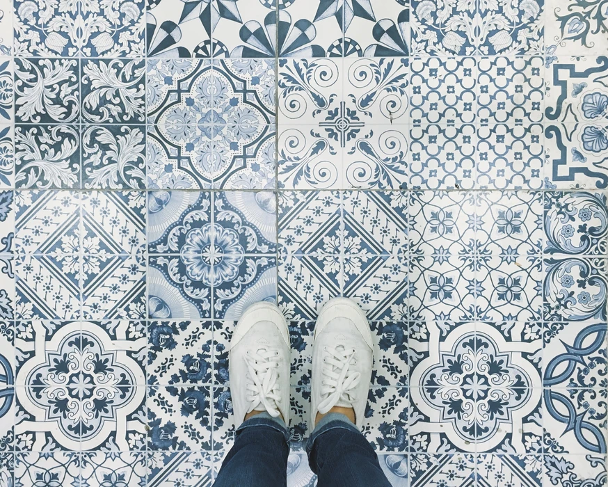 Une grue métallique élégante à la cuisine. Poser le robinet à la cuisine. Grue de métal en gros plan sur photo. Détails de l'intérieur de la cuisine dans la maison.