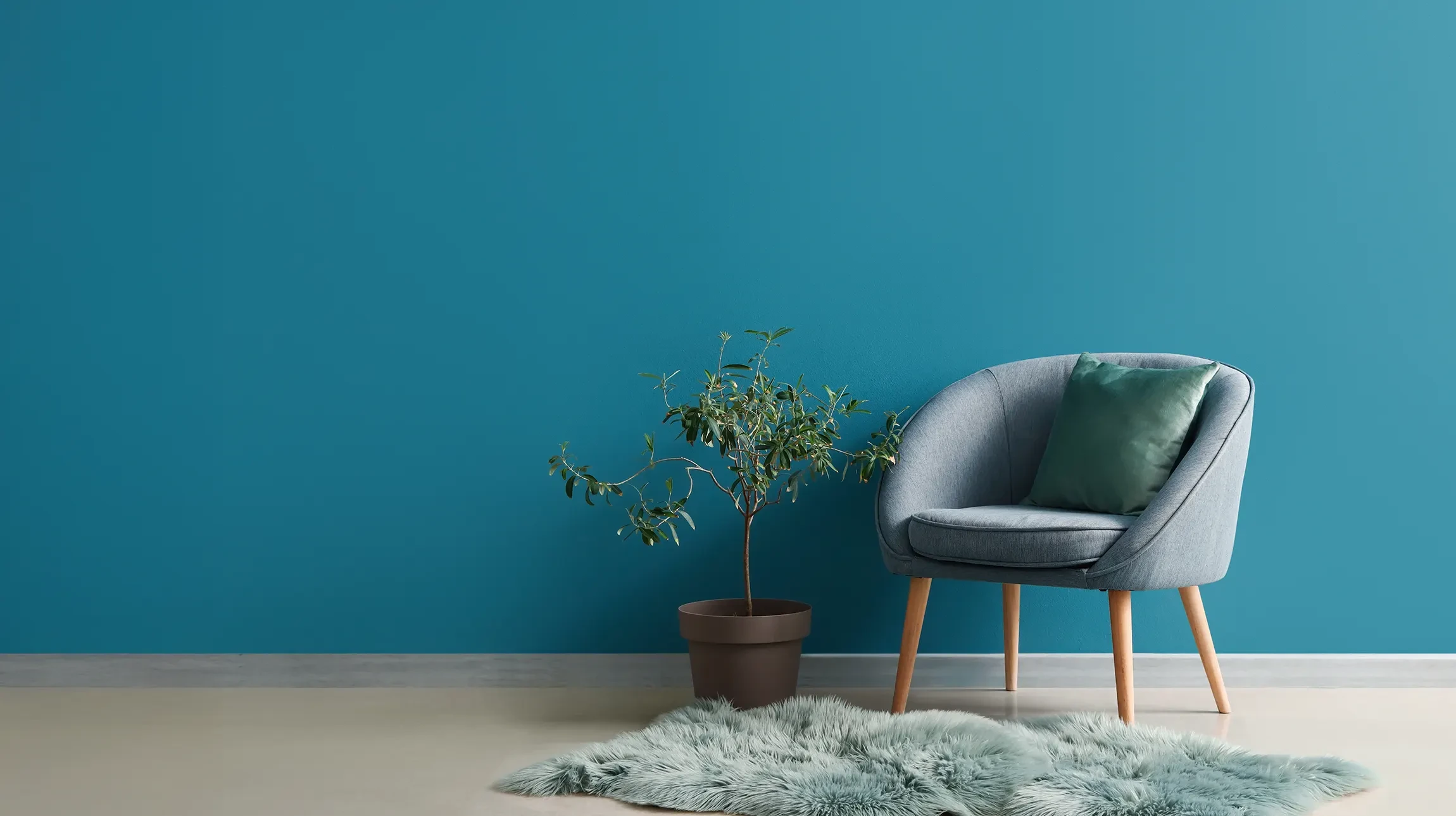 Intérieur élégant et sombre avec un mobilier classique en bois et une grande plante en pot à côté des stores et un mur noir en moulage